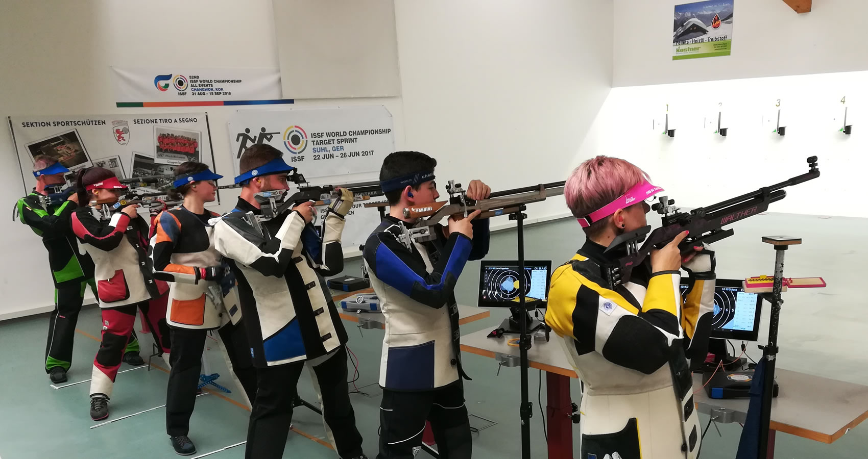 Sportschützinnen und Sportschützen beim Luftgewehrtraining